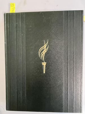 un livre ouvert, orné d'une flamme dorée, posé sur une table