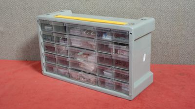 une photo d'un meuble de rangement en plastique comportant de nombreux tiroirs