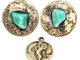 deux morceaux d'argent et de turquoise, ainsi qu'une pièce de monnaie
