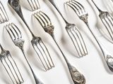 a lot of forks that are on a table