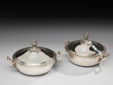 une paire de plats à couvercle en argent de l'époque de George II