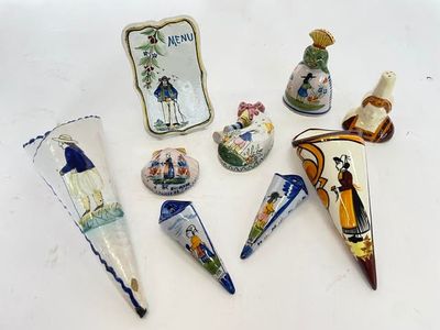 un grand nombre d'objets différents posés sur une table