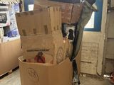 une pile de cartons posée sur une palette dans un garage