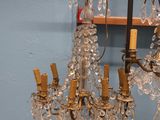 un lustre accroché au mur