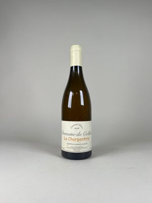une bouteille de vin posée sur une table