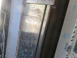 une salle de bains avec des graffitis sur les murs et des toilettes