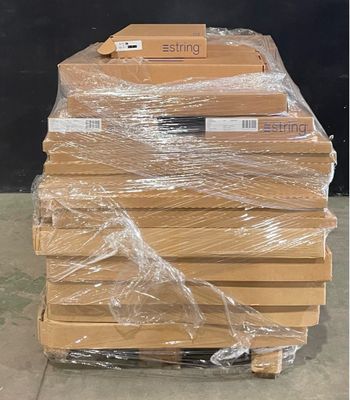 une pile de cartons posée sur une palette