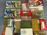 tout un assortiment de plats dans une boîte posée sur la table