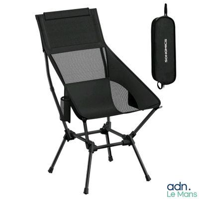 une chaise pliante noire sur laquelle est posé un sac