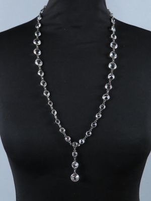 une femme portant un haut noir et un collier orné d'un pendentif en argent