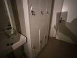 une salle de bains équipée d'un lavabo, d'un miroir et de casiers