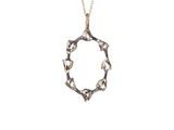 un collier en argent orné d'un motif circulaire sur une chaîne