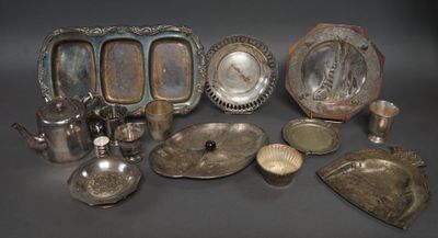 beaucoup d'objets en argent qui se trouvent sur la table