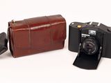 un étui à appareil photo en cuir marron et un appareil photo en cuir marron