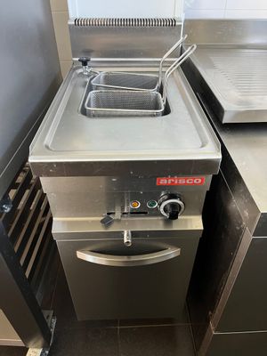 une petite cuisine équipée d'une cuisinière et d'un lave-vaisselle