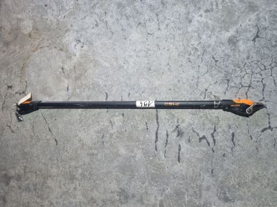 une flèche sur laquelle est collé un autocollant, posée par terre