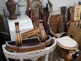 beaucoup d'objets anciens qui traînent par terre