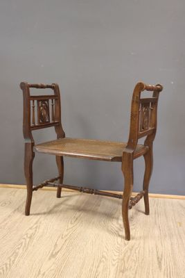 un banc en bois avec une assise en bois posé sur un parquet en bois dur