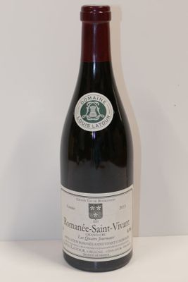 une bouteille de vin posée sur une table