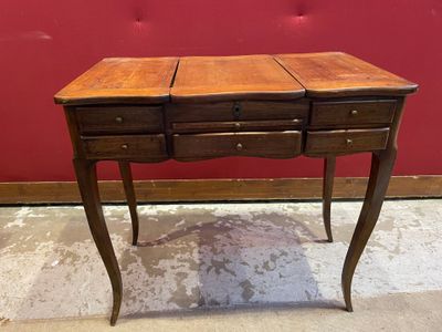 une petite table en bois avec deux tiroirs