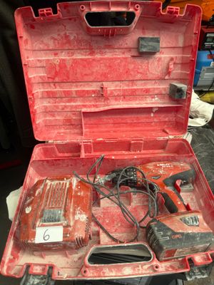 une boîte à outils rouge avec des outils sur une table