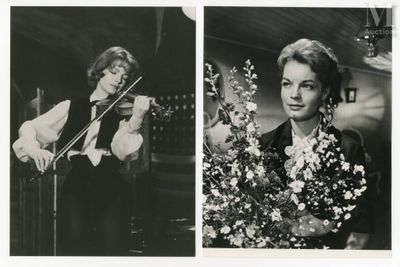 photographie en noir et blanc représentant une femme jouant du violon et un homme jouant du violon