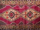 un tapis rouge orné d'un motif en losanges
