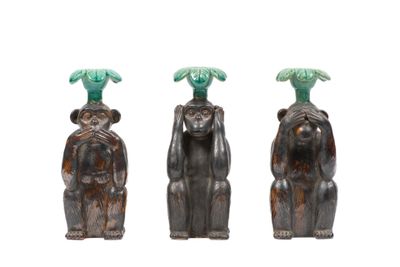 trois figurines de singes surmontées d'un palmier
