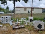 beaucoup de déchets qui traînent dans l'herbe