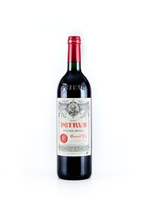 une bouteille de vin rouge posée sur une table blanche