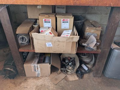 de nombreuses boîtes contenant divers objets, posées sur une étagère dans un garage