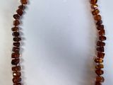 gros plan d'un collier sur une surface blanche