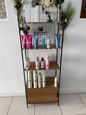 une étagère sur laquelle sont disposés de nombreux produits de soin de la peau de toutes sortes