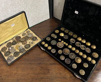 un coffret noir contenant des pièces d'or et d'argent, posé sur une table