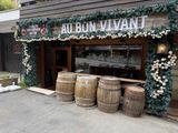 une photo d'un restaurant avec plusieurs tonneaux de vin