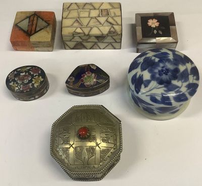 Plusieurs types d'objets décoratifs sont disposés sur une surface blanche