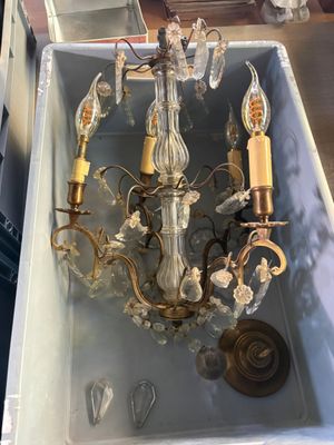 un lustre qui se trouve dans une boîte posée sur une table