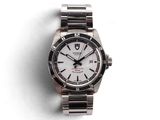 une image d'une montre sur une surface blanche avec un fond blanc