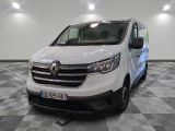 la photo d'une camionnette blanche garée dans un garage