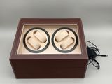 une photo d'un remontoir de montre dans un coffret en bois