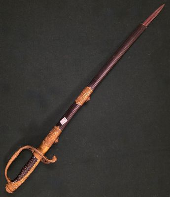 une épée avec une poignée en bois sur fond noir