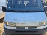 une petite camionnette garée sur un chemin de terre