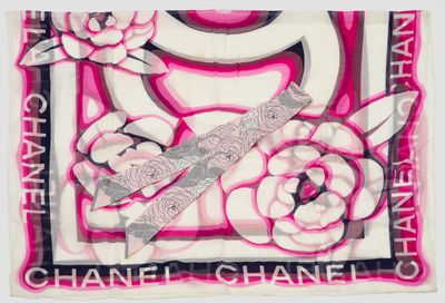 écharpe rose et blanche sur laquelle est représentée une paire de ciseaux