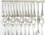 beaucoup de cuillères en argent et de cuillères sur la table