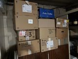 de nombreuses boîtes empilées les unes sur les autres dans un garage