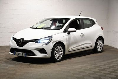 la photo d'une voiture blanche garée dans un garage