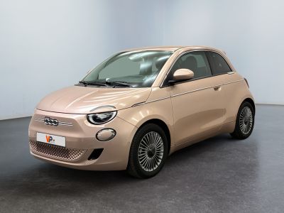 une photo d'une Smart garée dans un showroom