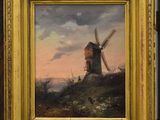 une peinture à l'huile représentant un moulin à vent sur une colline, avec un coucher de soleil en arrière-plan