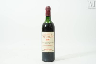 une bouteille de vin posée sur une table