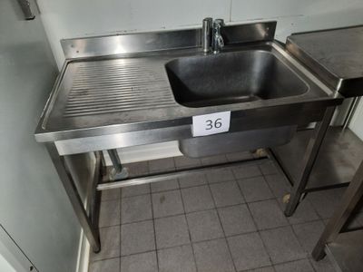 un évier en acier inoxydable dans le coin d'une cuisine